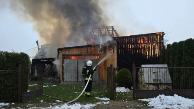 Tczew - Pożar w Rajkowach. Spłonęły budynki gospodarcze