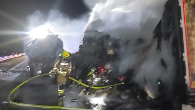 Tczew - Ciężarówki stanęły w ogniu. A1 zablokowana po nocnym wypadku