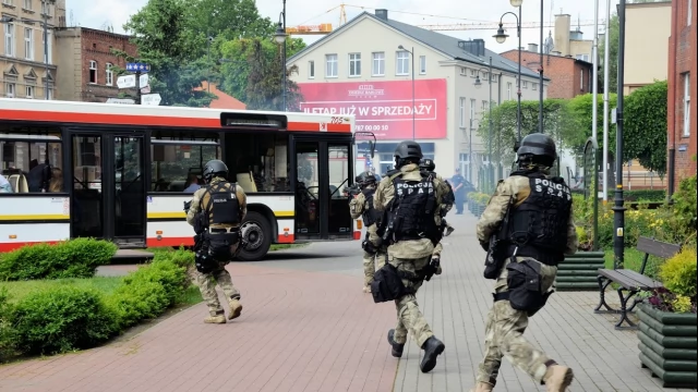 Tczew - Atak terrorystyczny na autobus - negocjacje przed ratuszem