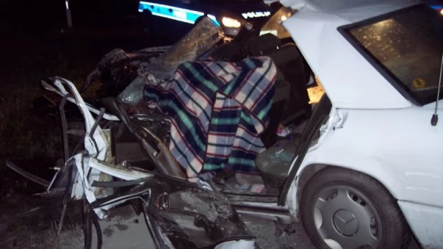 Tczew - Osobowy mercedes zderzył się z ciężarówką - jedna osoba nie żyje