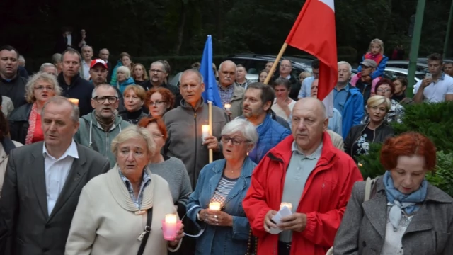 Tczew - Łańcuch światła z Tczewa w obronie niezależnych sądów 