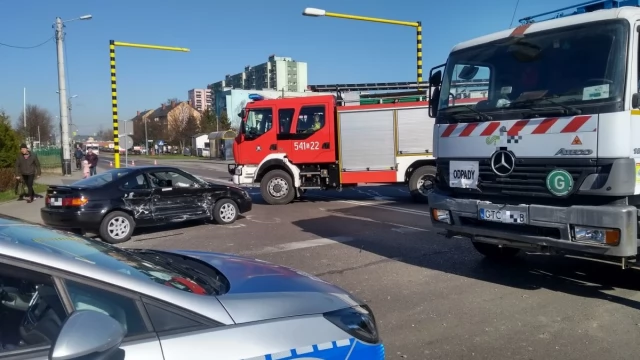 Tczew - Kociewska/Żwirki. Zderzenie osobówki ze śmieciarką