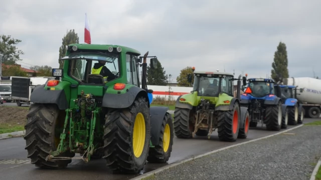 Tczew - Rolnicy wyszli na drogi. Kilkadziesiąt traktorów na rondzie łączącym dk 91 i 22