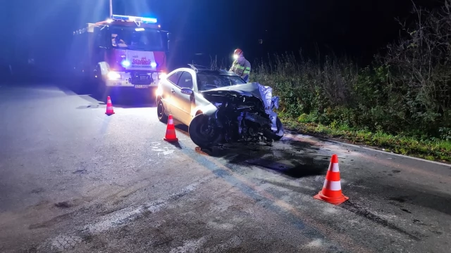 Tczew - Mercedesem w drzewo. 27-latek nie miał prawa jazdy