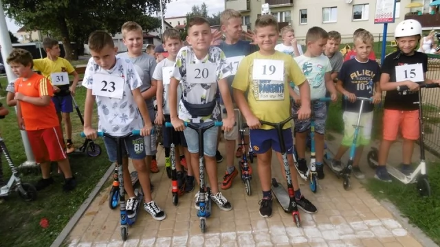 Tczew - Mali miłośnicy jazdy na hulajnogach na skwerze przy fontannie