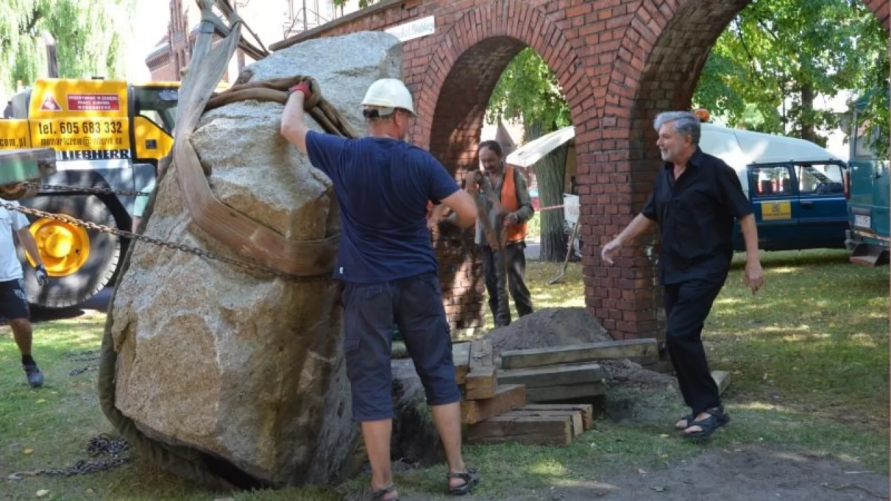 Tczew - Kilkunastotonowy głaz pojawił się w centrum Tczewa