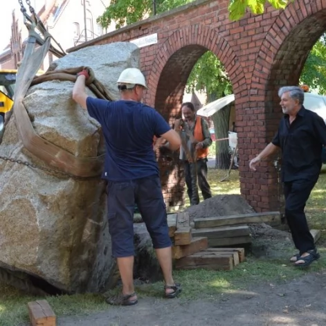 Tczew - Kilkunastotonowy głaz pojawił się w centrum Tczewa