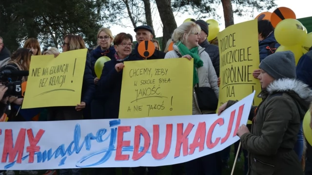 Tczew - Manifestacja pod delegaturą kuratorium. "Oświata stoi nad przepaścią"