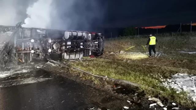 Tczew - Ciężarówki stanęły w ogniu. A1 zablokowana po nocnym wypadku