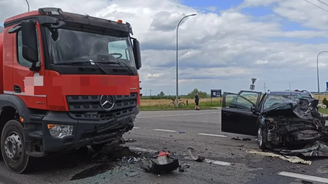 Tczew - Poważny wypadek w Zajączkowie. Strażacy ratowali uwięzionego kierowcę