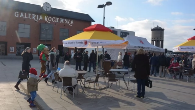 Tczew - Jaja przed dworcem - wielkie smażenie strusiej jajecznicy