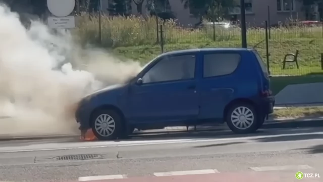 Tczew - Pożar samochodu przy ul. Armii Krajowej. Świadkowie ruszyli na pomoc