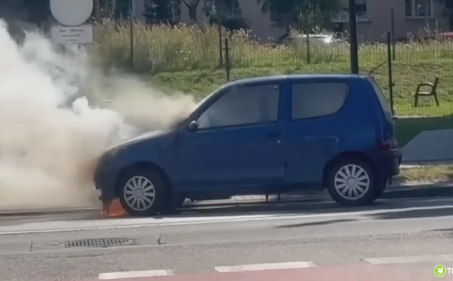 Tczew - Pożar samochodu przy ul. Armii Krajowej. Świadkowie ruszyli na pomoc