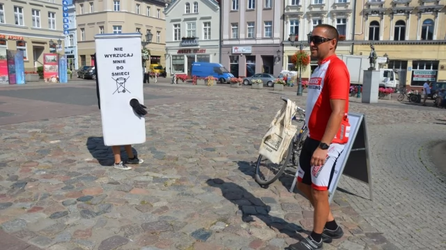 Tczew - Przejechał rowerem z lodówką wzdłuż Wisły. Po co?