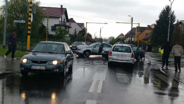 Tczew - Skrzyżowanie Żwirki/Kociewska. Zderzenie trzech aut
