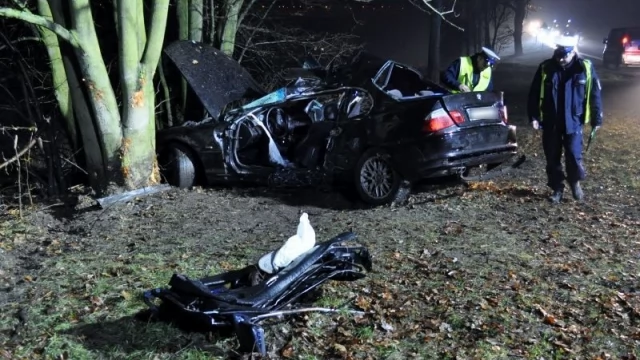 Tczew - Trwa wyjaśnianie okoliczności tragedii. Kierowca stracił panowanie podczas wyprzedzania?