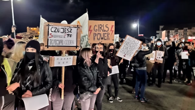 Tczew - Protesty ws. aborcji nie ustają. "Wybaczcie utrudnienia, Tczew ma rząd do obalenia" [FILM]