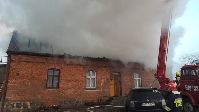 Tczew - Dziesięć zastępów straży gasi pożar w Tymawie