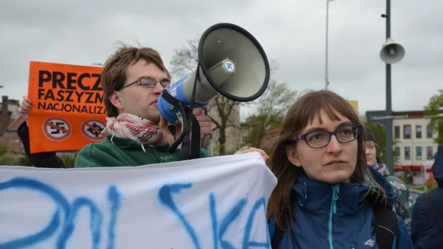 Tczew - Pikiety narodowców i środowisk antyfaszystowskich zakończyły się bijatyką
