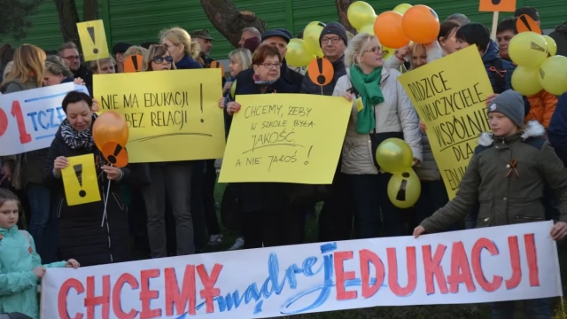 Tczew - Manifestacja pod delegaturą kuratorium. "Oświata stoi nad przepaścią"