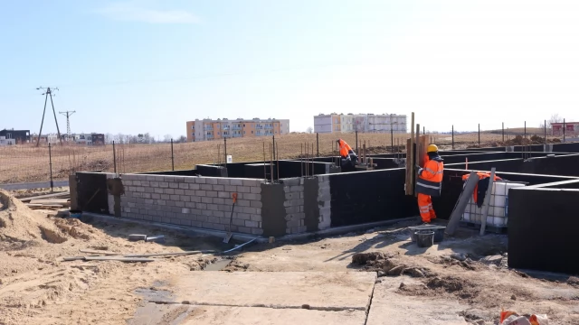 Tczew - Os. Witosa. Mury świetlicy pną się w górę