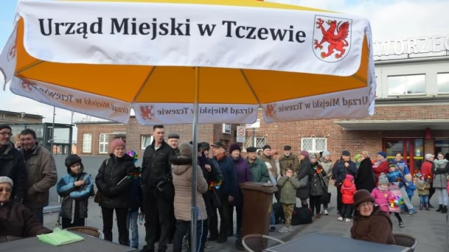 Tczew - Jaja przed dworcem - wielkie smażenie strusiej jajecznicy