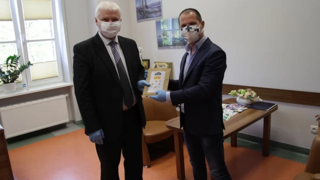 Tczew - Manufaktura #ZszyciZKulturą. Pracownicy CKiS szyją maseczki
