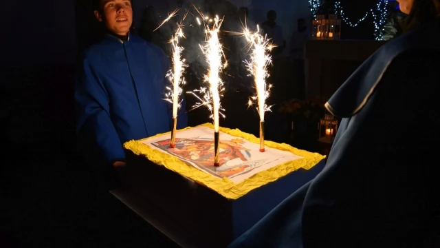 Tczew - Modlitwa, tort i sto lat na narodziny Jezusa. Pasterka w kościele szkolnym