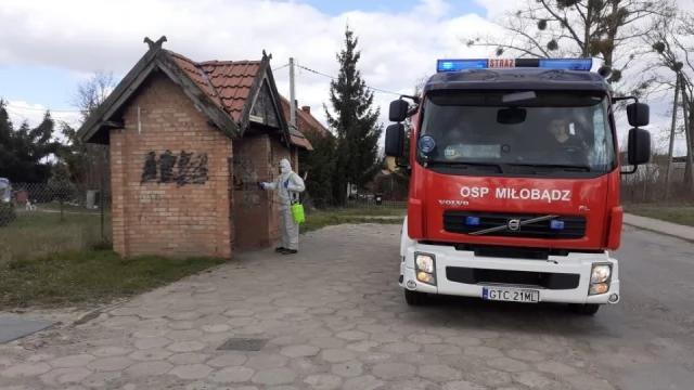 Tczew - Strażacy dezynfekowali przystanki na terenie gminy Tczew