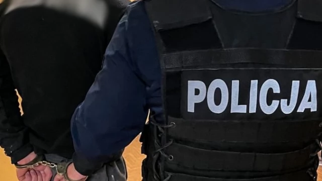 Tczew - Policjanci uniemożliwi "ustawkę" i zatrzymali "kiboli". W mieszkaniach narkotyki, broń, maczety...