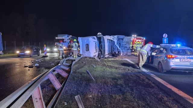 Tczew - Utrudnienia na A1 - węgiel leży na jezdni. Przewróciła się ciężarówka