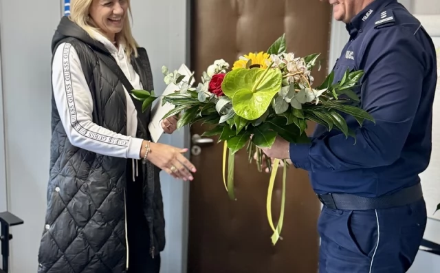 Tczew - Wyjątkowa wizyta w komendzie. Podziękowania za wzorową postawę obywatelską