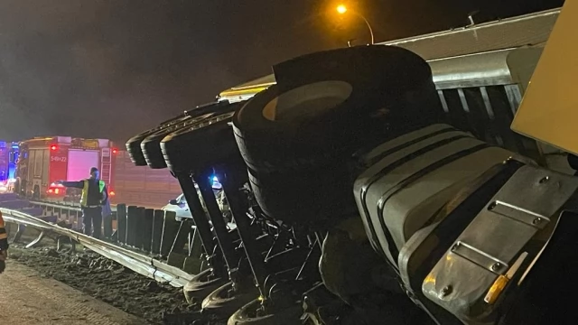 Tczew - Utrudnienia na A1 - zboże leży na jezdni. Przewróciła się ciężarówka