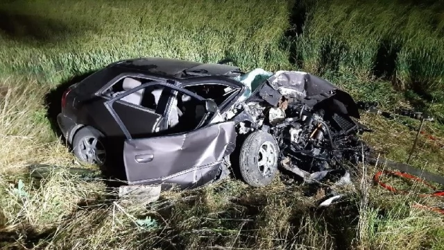 Tczew - Samochód uderzył w drzewo. 19- i 15-latek trafili do szpitala