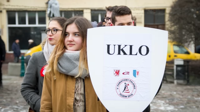Tczew - Tczewscy maturzyści zatańczyli poloneza na ulicach starówki [DUŻO ZDJĘĆ]