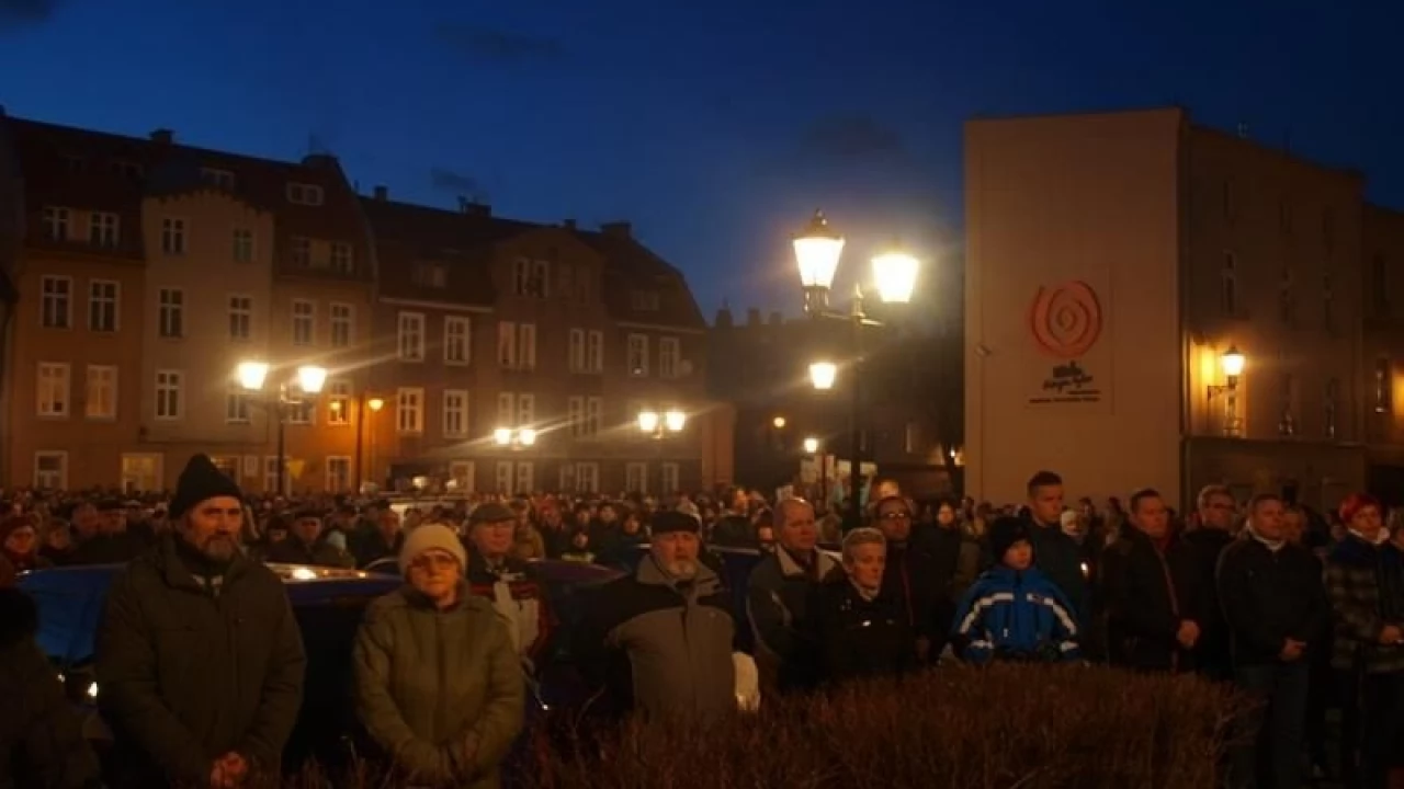 Tczew - Droga krzyżowa na Starym Mieście. Tłumy tczewian na ulicach