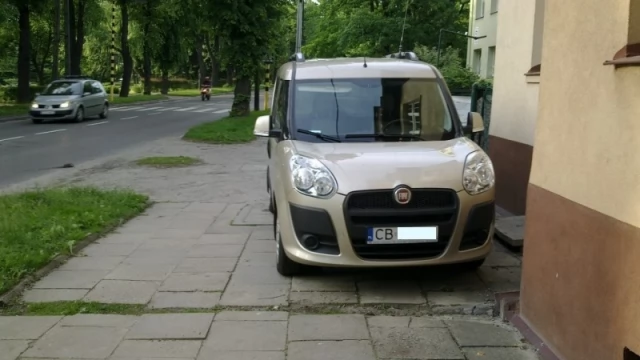 Tczew - Sztuka parkowania na chodniku