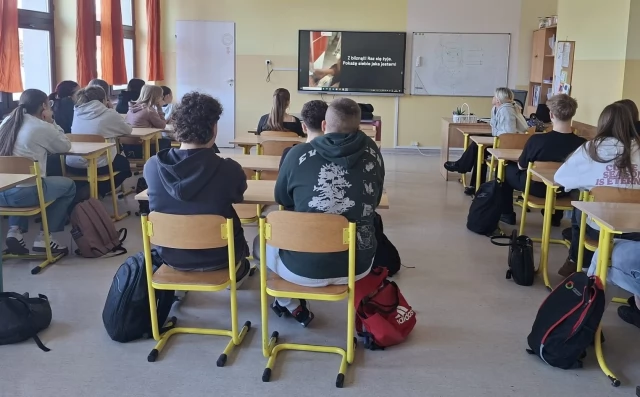 Tczew - "Bezpieczny nastolatek w świecie cyfrowym" - spotkanie z uczniami w Subkowach