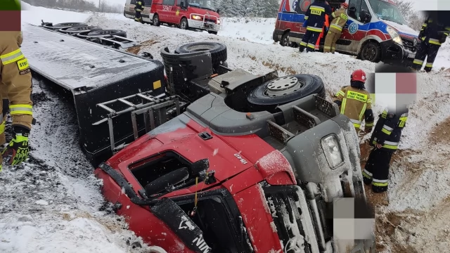 Tczew - DW 224. Ciężarówka wypadła z trasy na przebudowywanym odcinku drogi