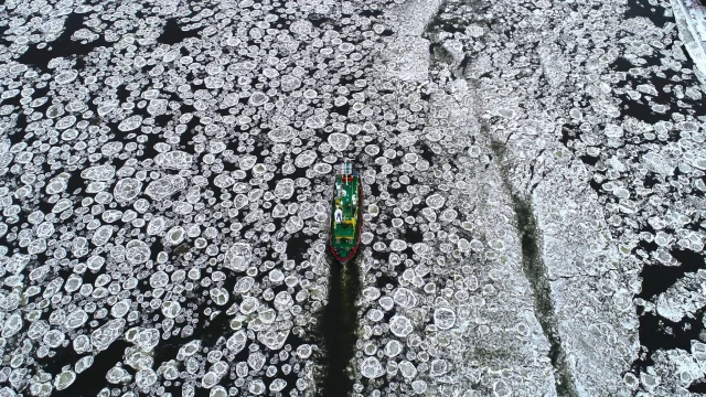Tczew - Lodołamacze dotarły do Tczewa
