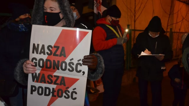 Tczew - Zbiórka podpisów pod projektem "Legalna aborcja". Narodowcy czekali z mopem. Marta Lempart w Tczewie