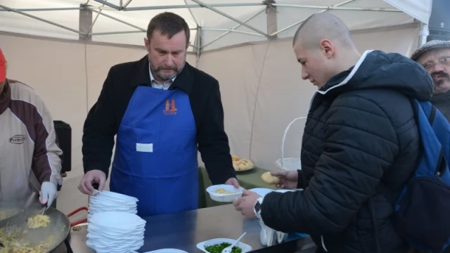 Tczew - Jaja przed dworcem - wielkie smażenie strusiej jajecznicy