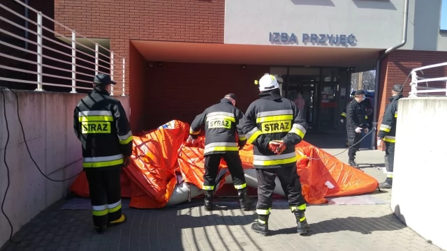 Tczew - Przed szpitalem stanęła tymczasowa izba przyjęć. Wstępna segregacja w namiocie
