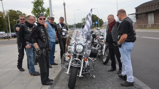 Tczew - Rowerowy przejazd, spacer, czytanie poezji i wystawa dla Grzegorza Ciechowskiego