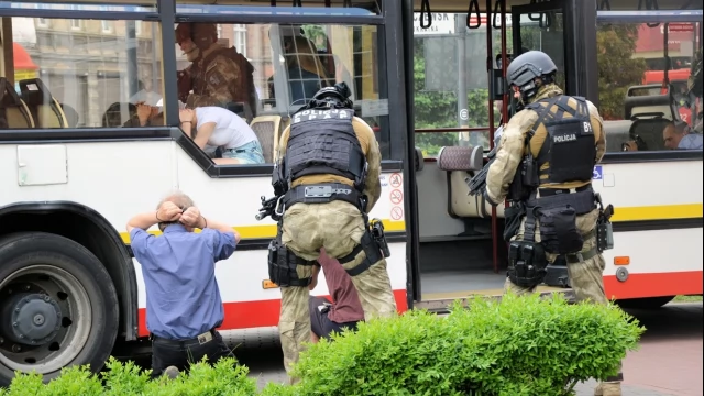 Tczew - Atak terrorystyczny na autobus - negocjacje przed ratuszem