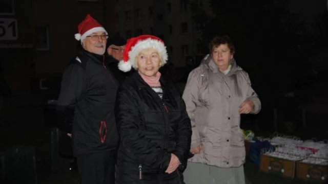Tczew - Święty Mikołaj odwiedził Suchostrzygi. Były kolędy, fajerwerki, prezenty...