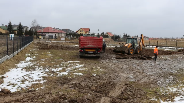 Tczew - Os. Witosa. Mury świetlicy pną się w górę