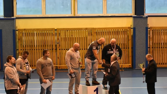 Tczew - 44 zawodników wyciskało sztangę