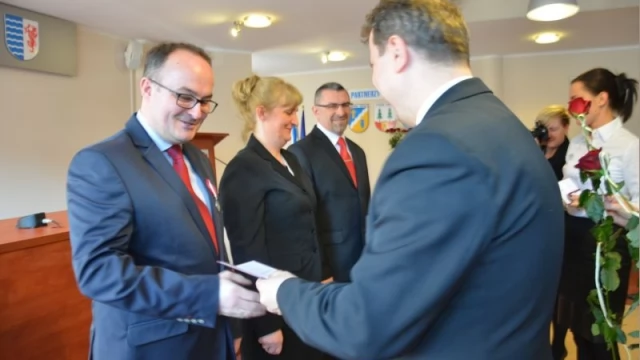 Tczew - Urzędnicy starostwa i rodzice żołnierzy odebrali medale