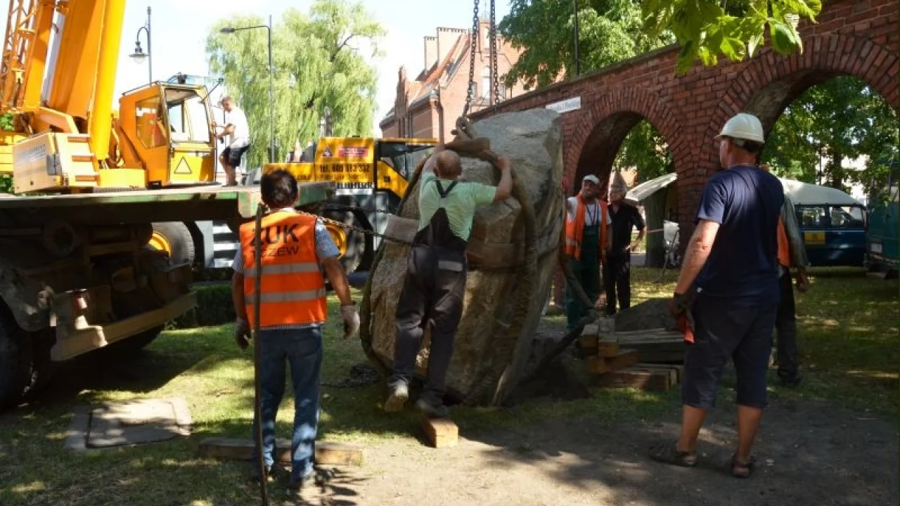 Tczew - Kilkunastotonowy głaz pojawił się w centrum Tczewa
